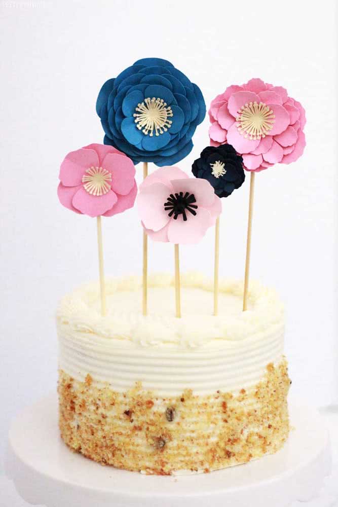 Topper de bolo feminino feito com flores de papel. O resultado é delicado e charmoso