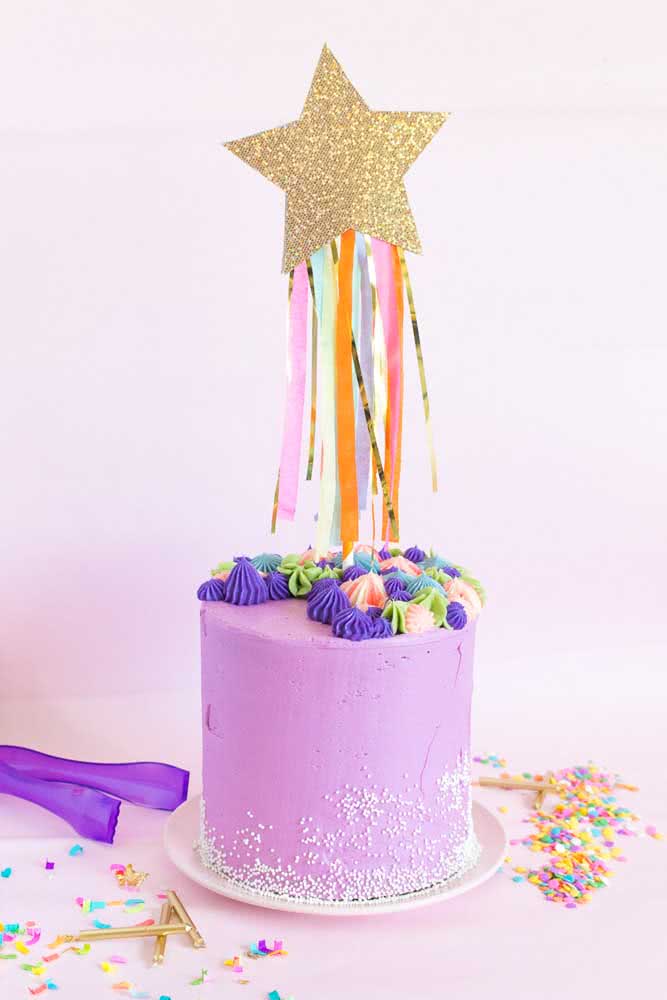 Aqui, a dica é um topper de bolo criativo feito com estrela de papel purpurinado e fitinhas coloridas