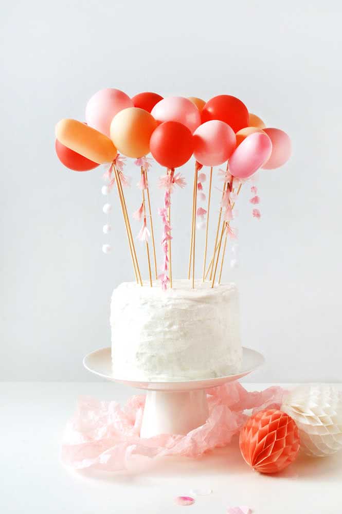 Topper de bolo rosa e laranja feito com balões. Fácil ou não é?