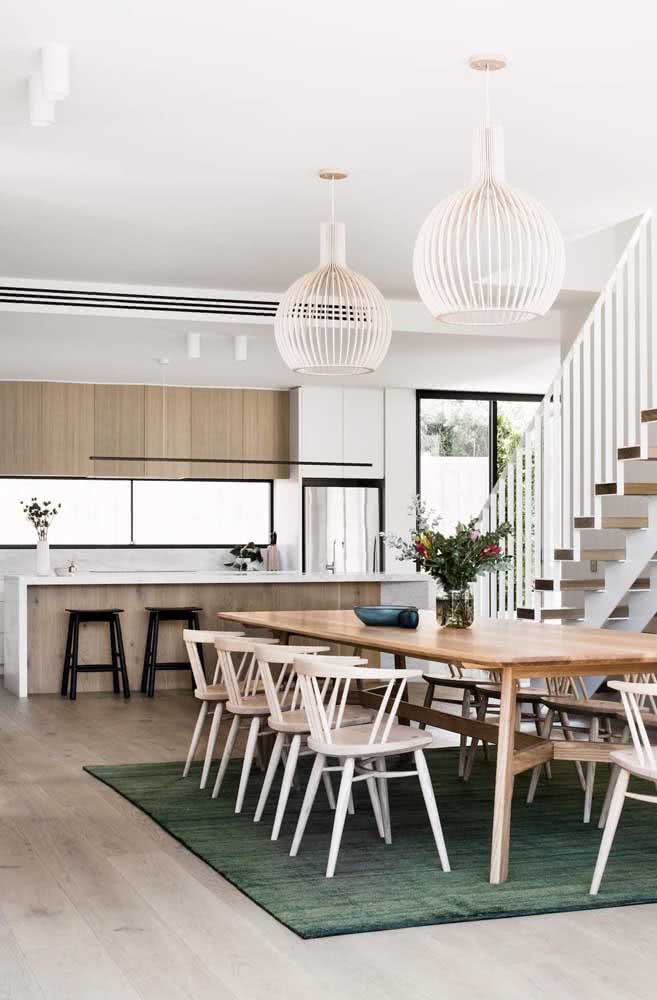 Cozinha conceito aberto com sala de jantar: ampla, neutra e iluminada