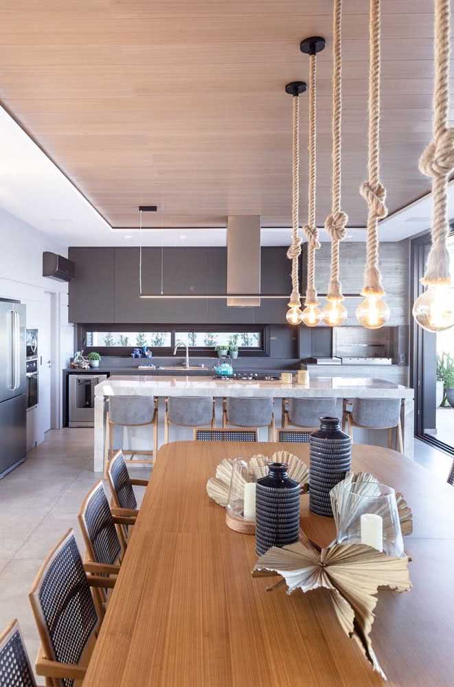 Um pouco de glamour e modernidade na decoração da cozinha conceito aberto