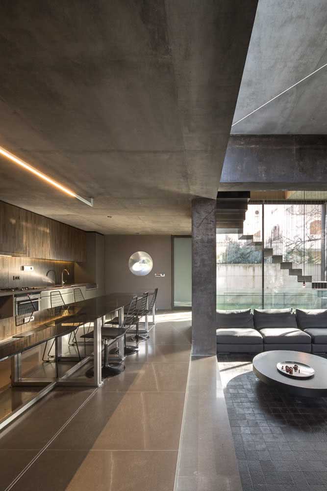 Decoração neutra e sofisticada marca o projeto dessa cozinha conceito aberto com sala