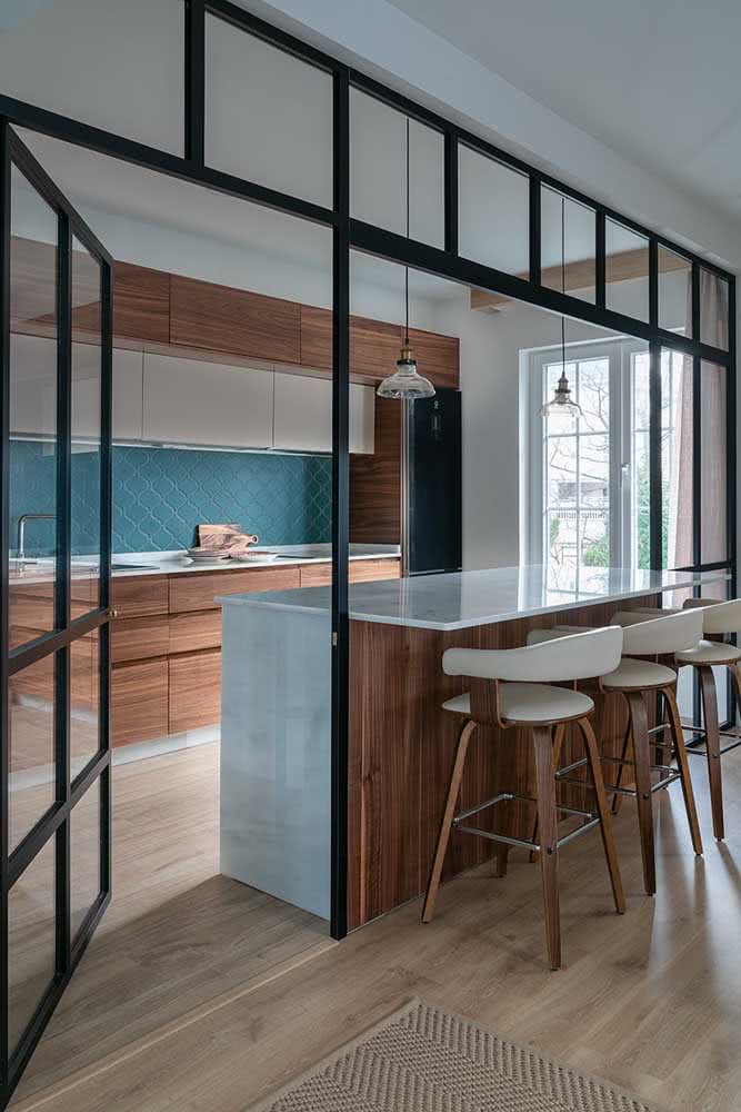 Que tal uma porta de vidro para quando precisar isolar a cozinha conceito aberto do restante dos ambientes da casa?