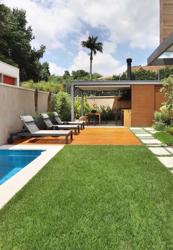 Área de churrasco com quintal, gramado e piscina. Tem como ficar melhor?
