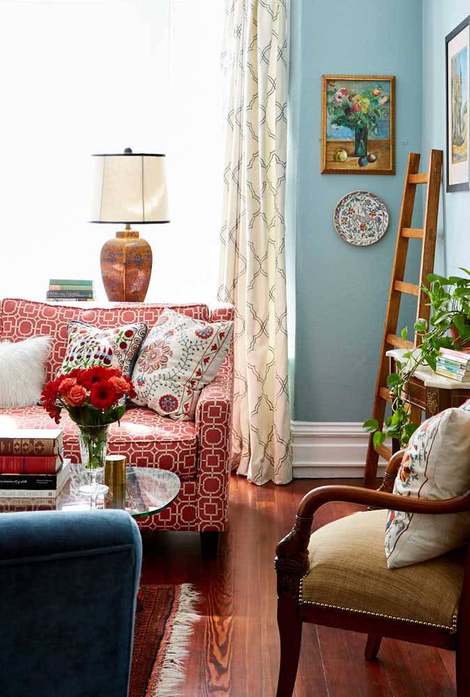 Sofá colorido estampado para completar a proposta retro da sala de estar