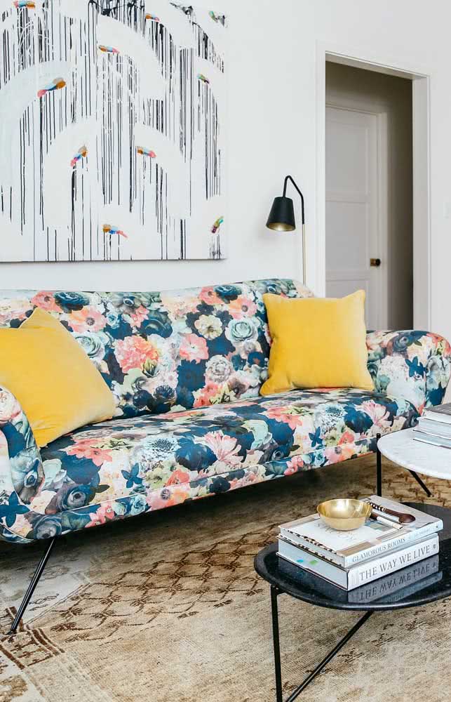 Sofá estampado floral com almofadas. Para não ter erro, siga uma das cores do sofá