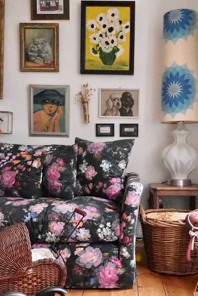 Sofá estampado floral para uma sala que não teve medo de ousar nas cores e padrões
