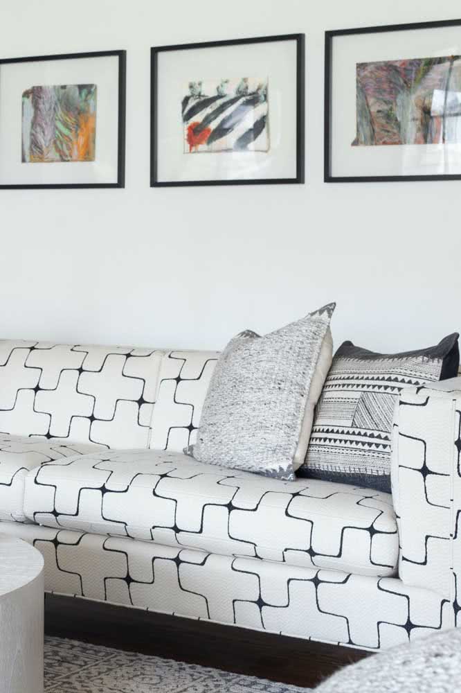 Sofá estampado moderno em preto e branco. A cara de quem procura algo mais “minimalista”