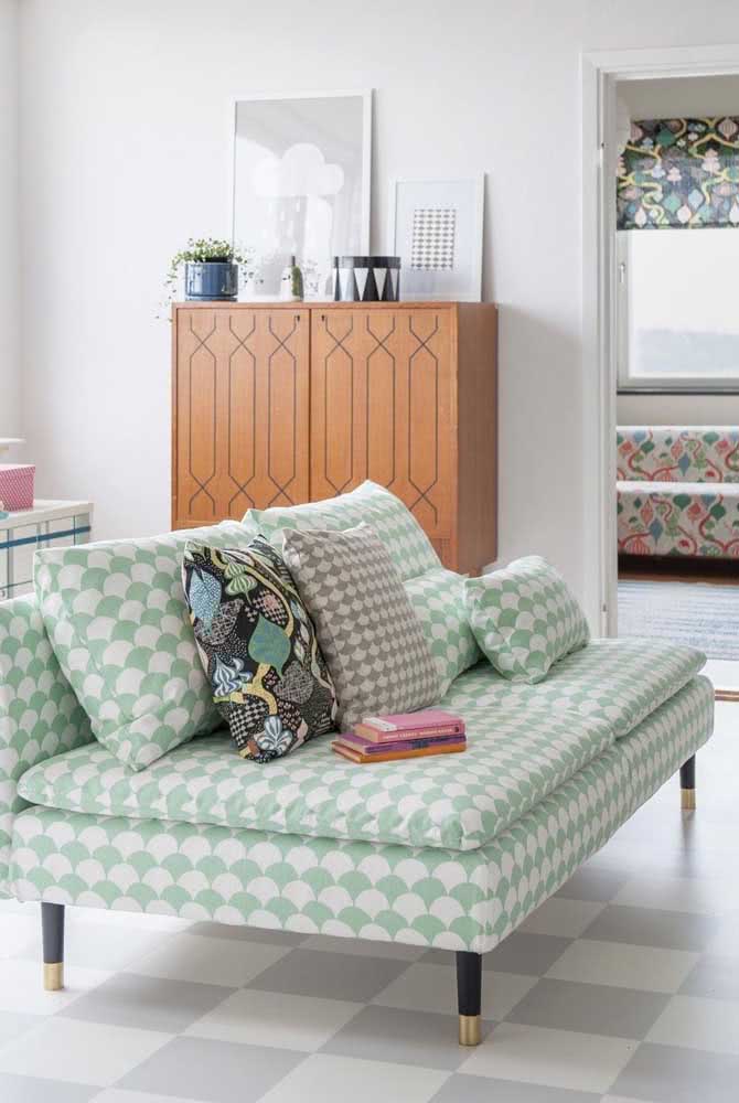 Sofá cama estampada: suavidade em tons de verde e branco