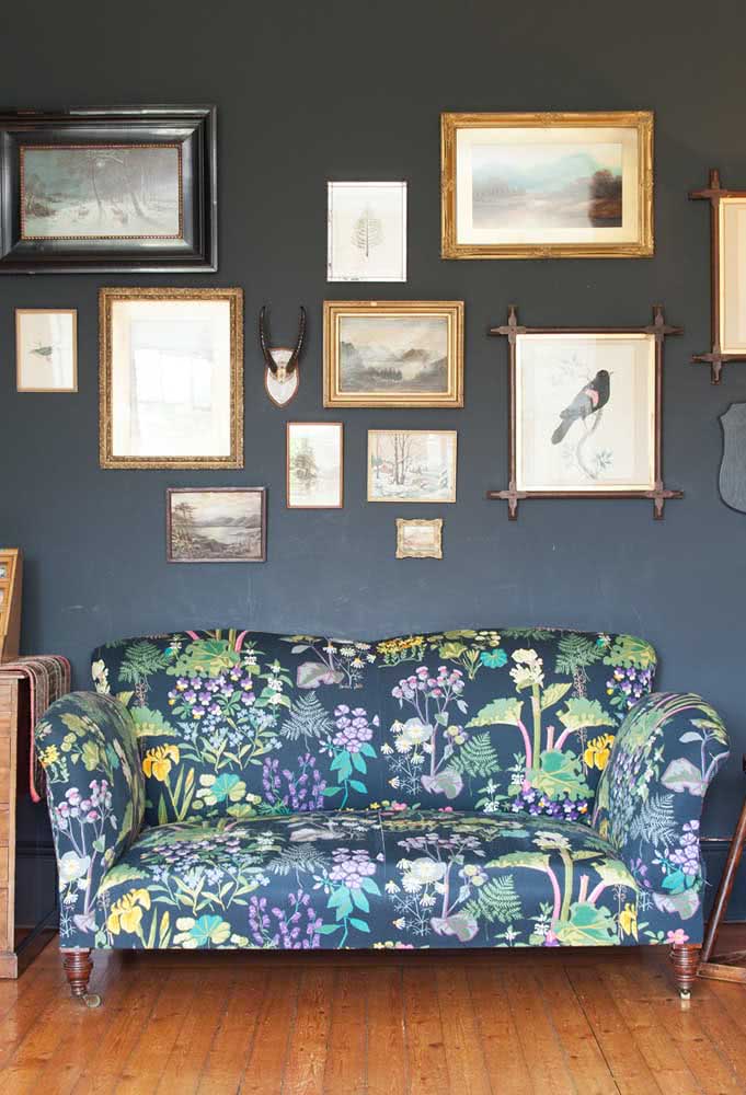Pinte a parede na cor principal do sofá estampado e veja como o resultado é incrível!
