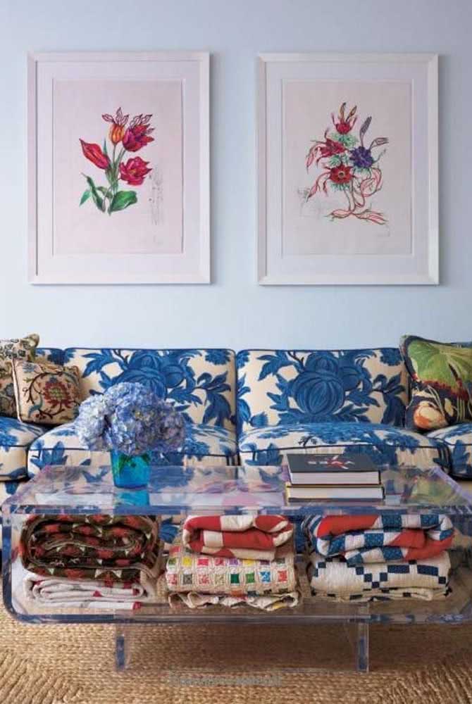 Flores no quadro para combinar com a estampa floral do sofá