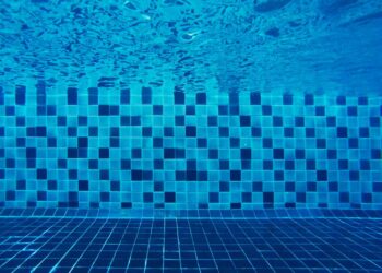 Manutenção de piscina: importância, materiais necessários e dicas