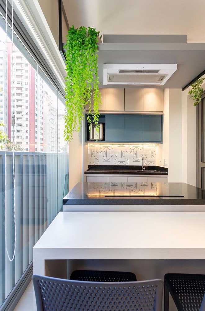 Decoração de varanda com área gourmet moderna e minimalista