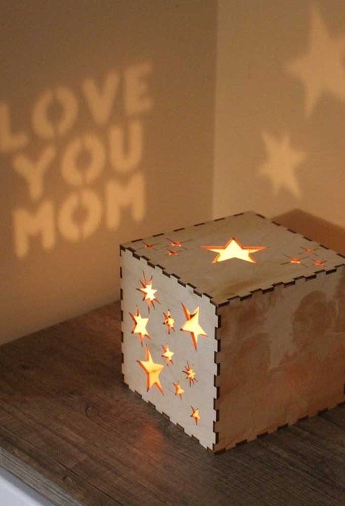 Ideia de presente surpreendente para mãe: uma luminária personalizada para ela