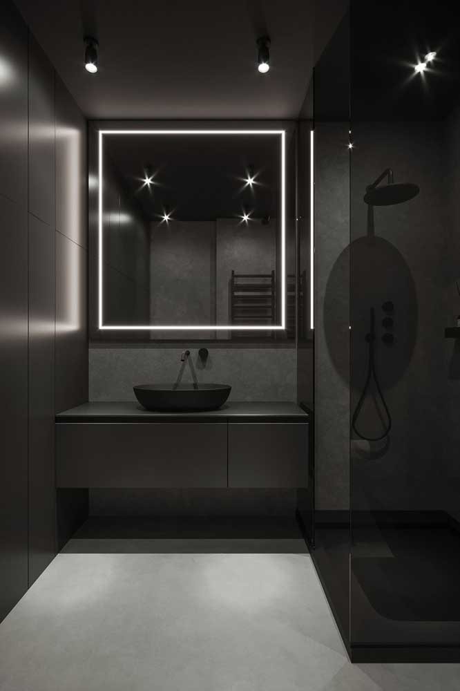 O banheiro preto ganhou um charme a mais com o espelho de luz de led