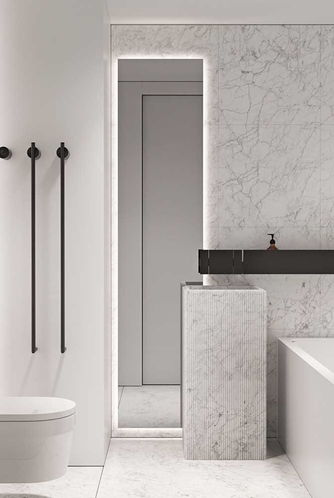 Clean e moderno, o espelho com led para banheiro garante o toque final da decoração