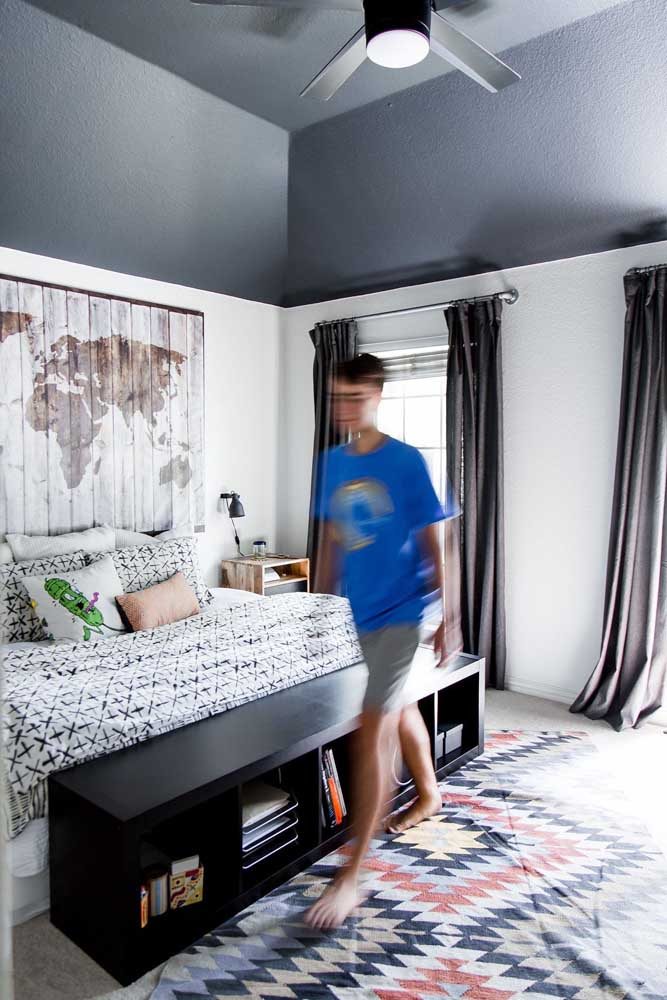 Quarto de adolescente masculino com cortinas e tapetes para trazer conforto