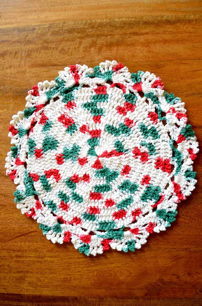 Sousplat de crochê para o natal feito com as três cores principais da festa: vermelho, verde e branco