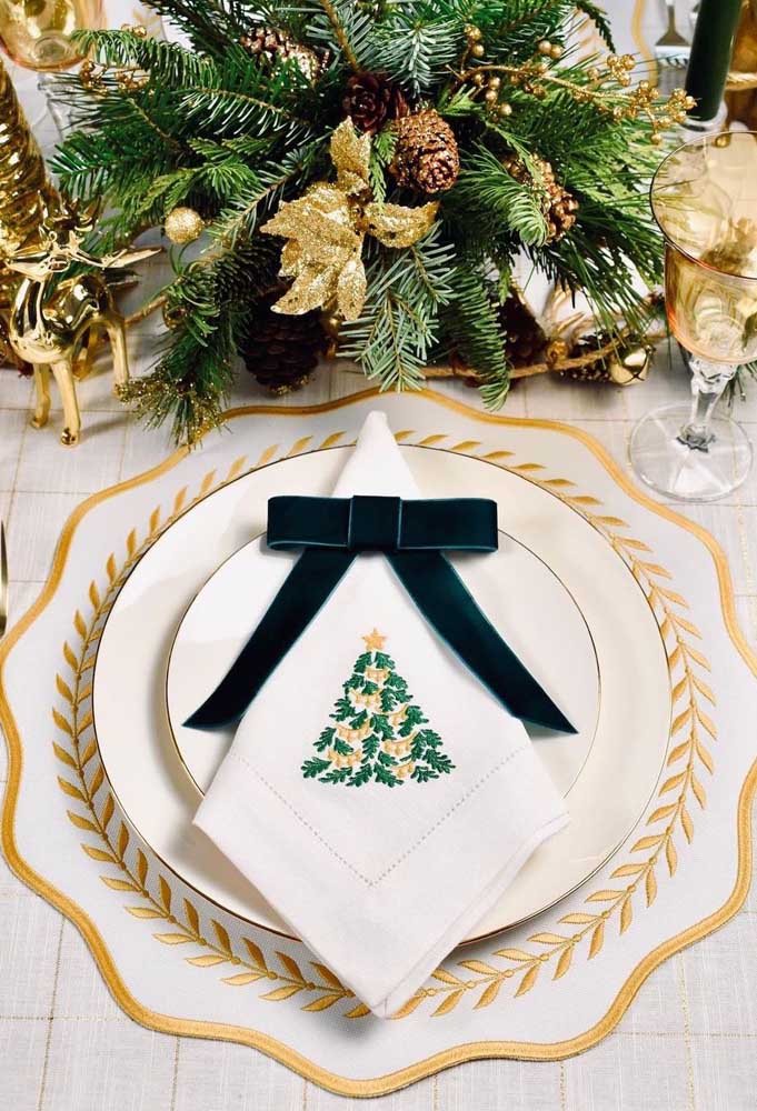 Quer uma mesa de natal elegante e clean? Então aposte no uso do sousplat e do prato branco apenas com um pequeno filete dourado nas bordas