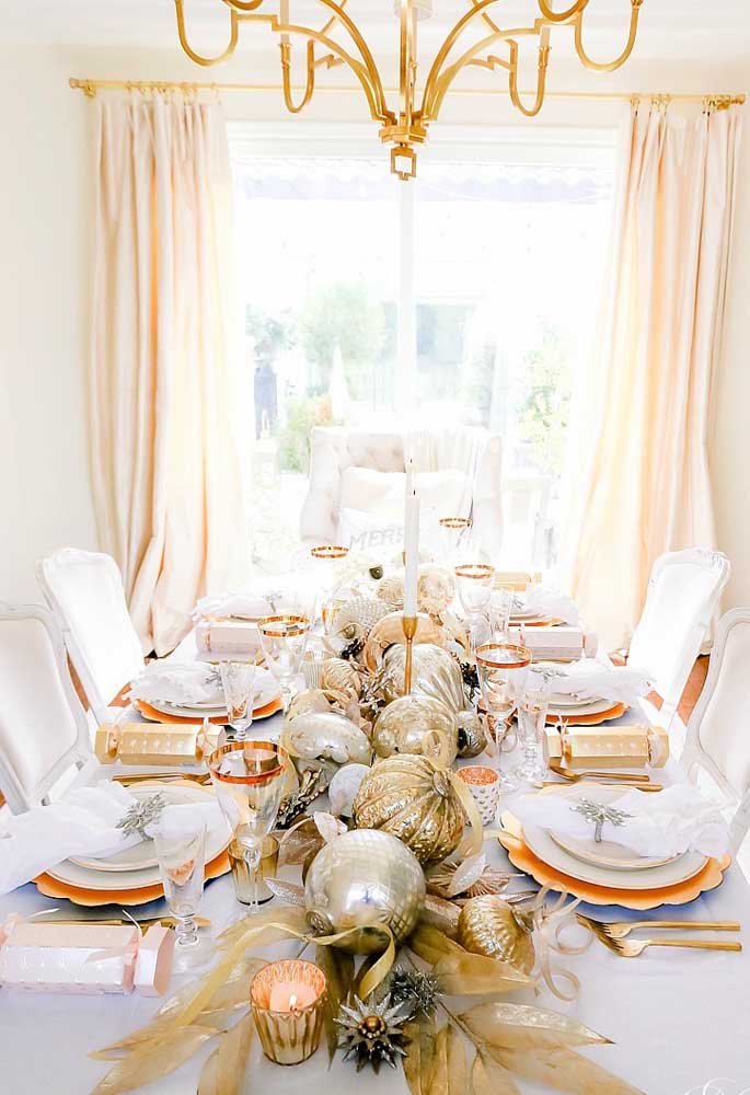 A mesa clássica e elegante apostou no uso do sousplat dourado combinando com os demais elementos decorativos