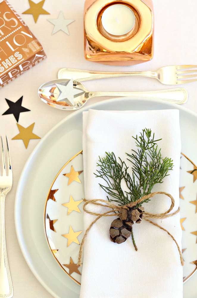Sousplat de natal branco e simples. Para combinar, um prato branco com estrelas douradas