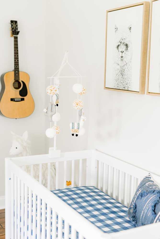 Mobile, violão e quadro formam o conjunto de enfeites para quarto de bebê masculino