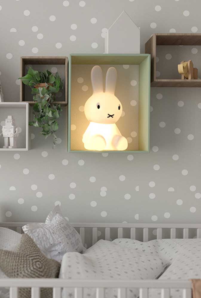 A luminária de coelhinho é um ótimo enfeite para quarto de bebê feminino