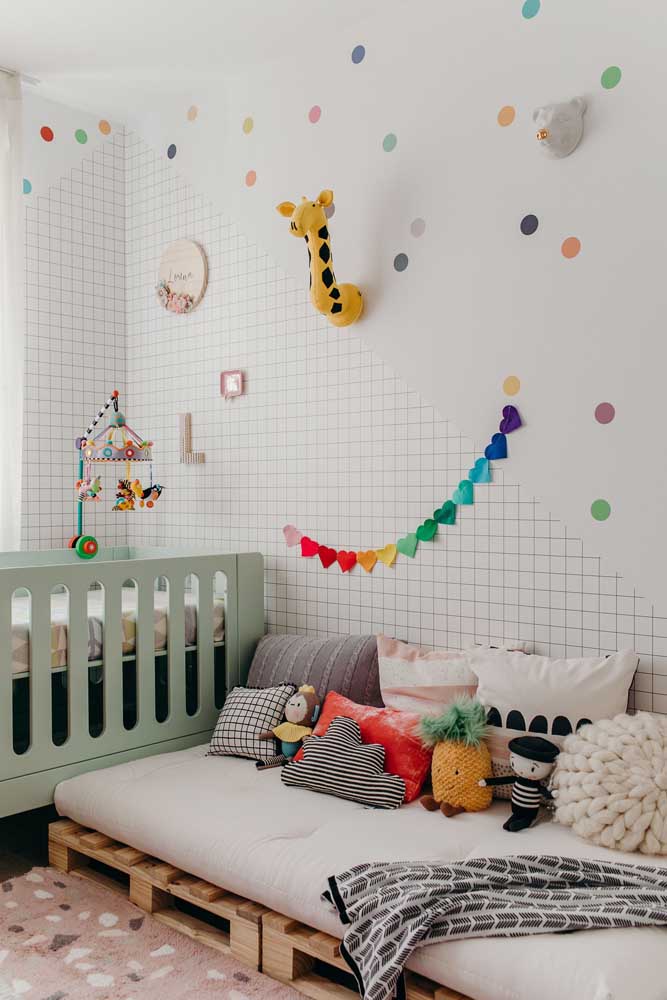 Enfeites para quarto de bebê coloridos e variados