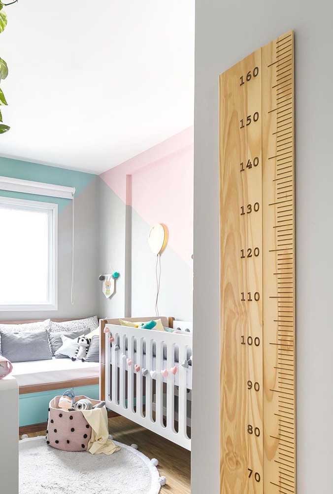 A tradicional régua para medir o crescimento da criança é outra ótima ideia de enfeite para quarto de bebê