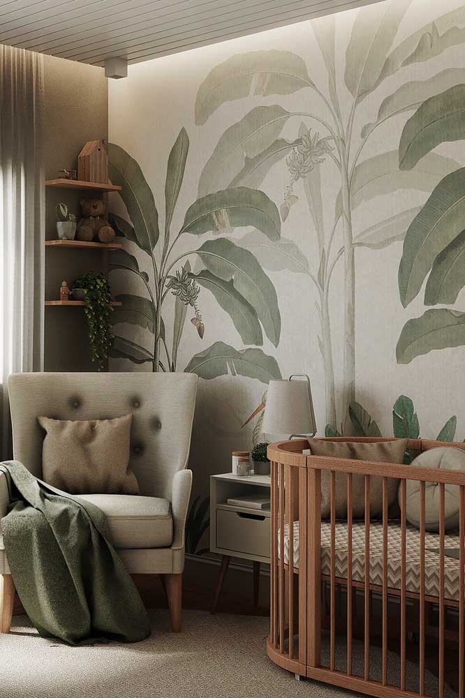 Papel de parede tropical completando os enfeites para quarto de bebê