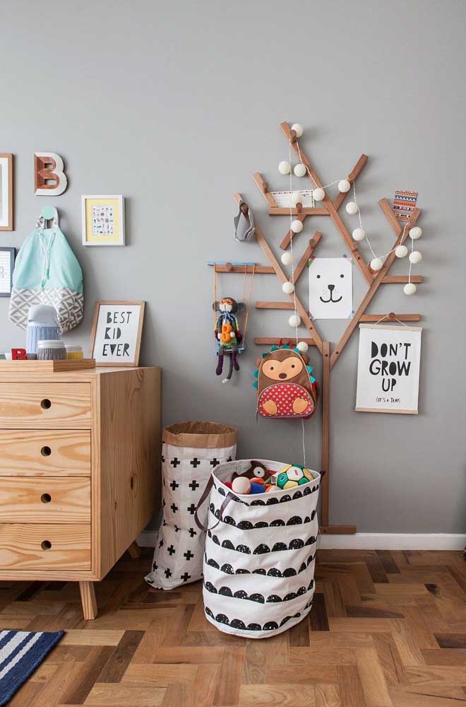 Um cabideiro iluminado é o enfeite de parede para o quarto de bebê 