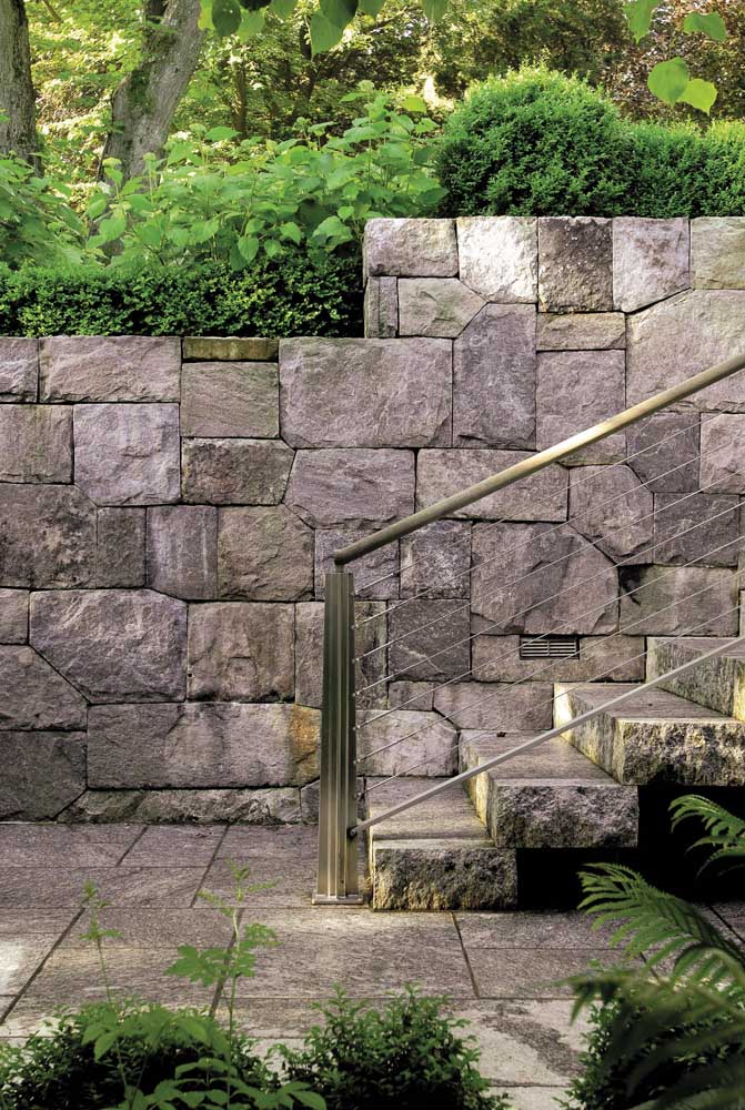 Frente de muro bonito com acabamento de pedras rústicas