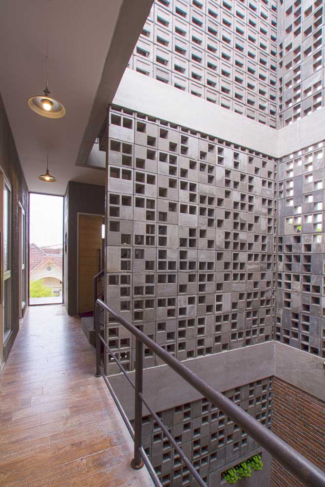 Muro bonito, simples e barato feito com blocos de cimento