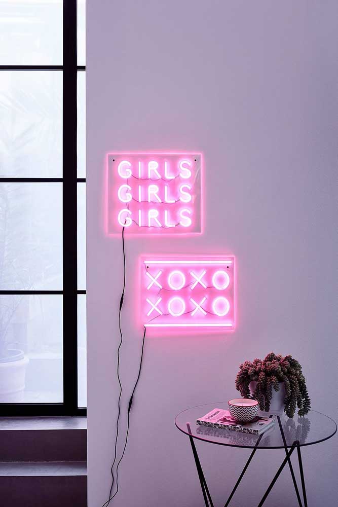 Dupla de letreiro neon para o quarto em luz rosa. A parede branca oferece um fundo perfeito