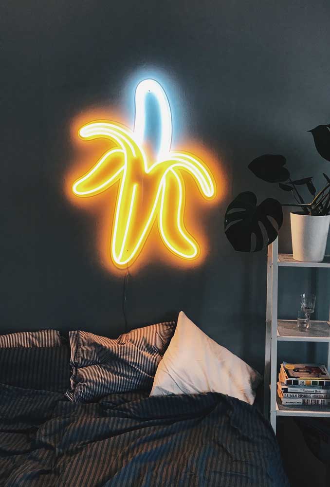 Que tal um letreiro neon para quarto bem descontraído e divertido?