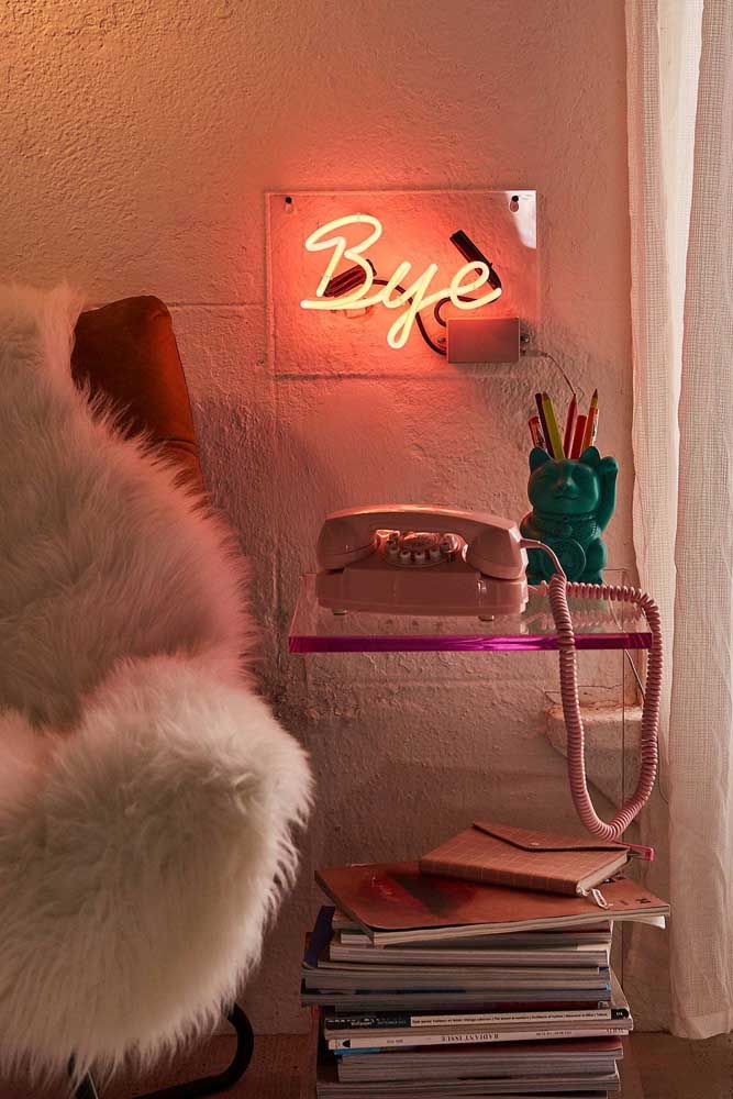 Decoração de quarto feminino com neon de frase em um dos cantinhos do ambiente