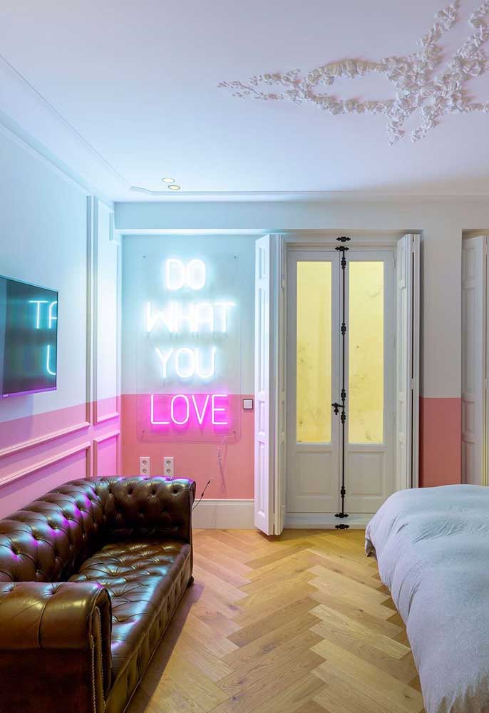 Letreiro neon em duas cores para destacar a parede do quarto