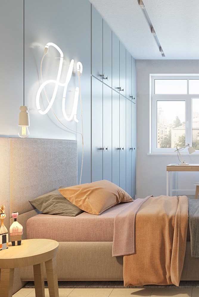Letreiro neon branco combinando com a decoração de cores neutras e claras do quarto