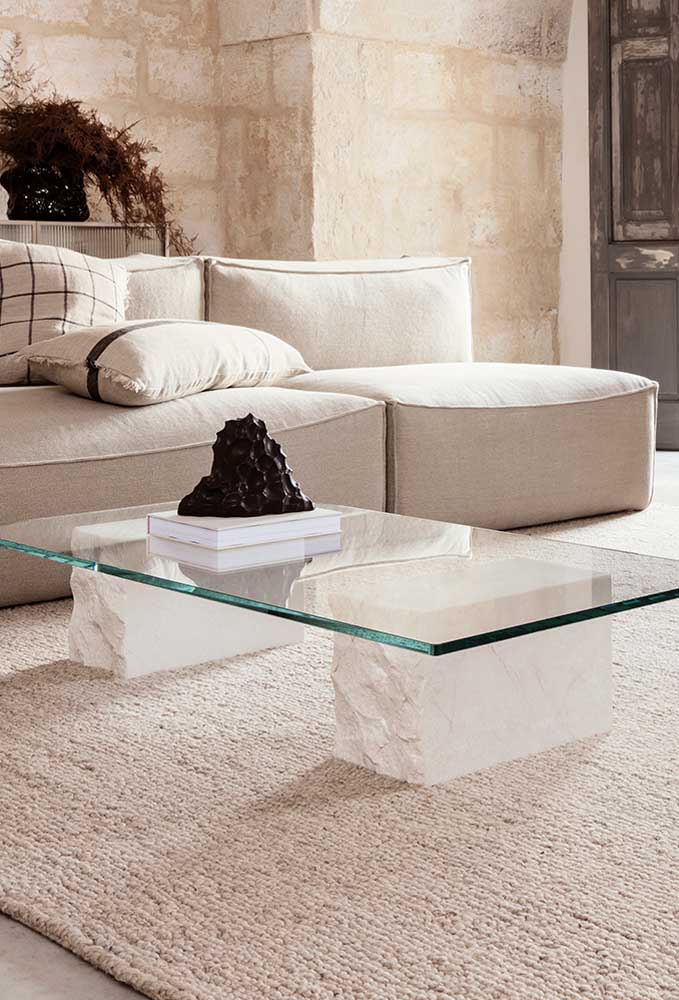 Mesa de centro rústica com tampo de vidro: elegante e atemporal.