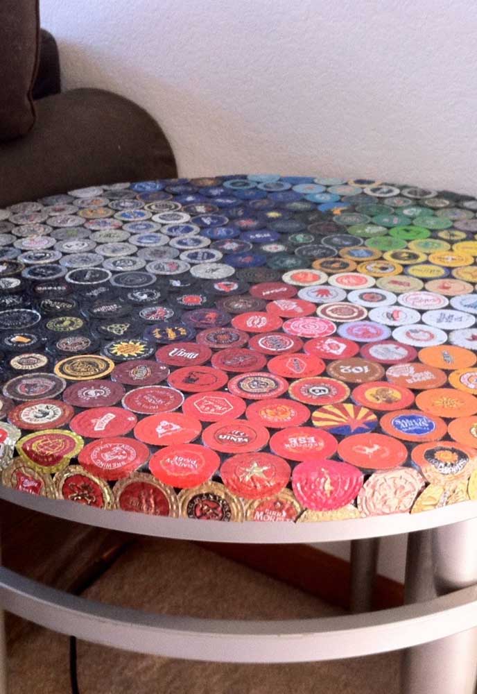 Artesanato com tampinhas de garrafa de vidro: faça um tampo de mesa colorido com elas
