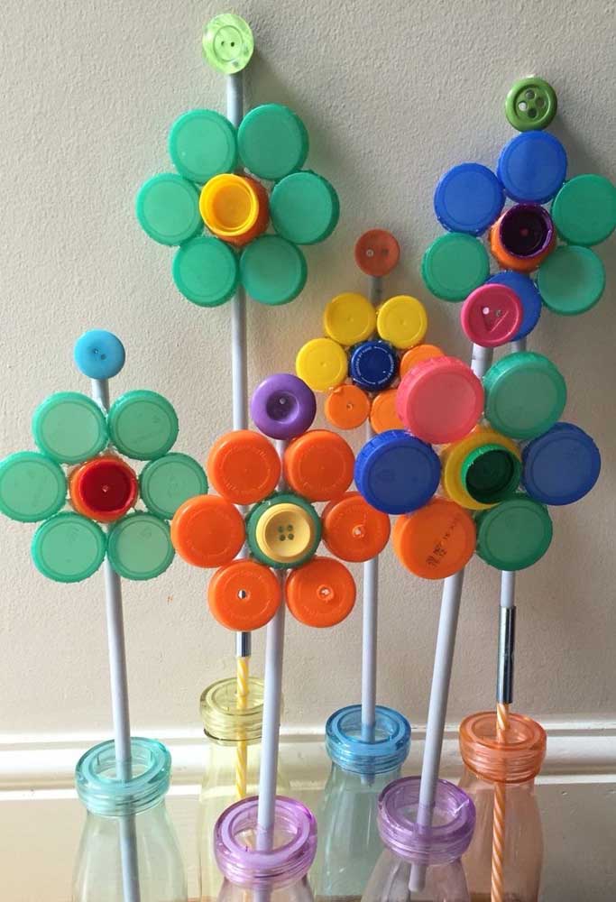 Já pensou decorar os canudos da festa fazendo artesanato com tampinhas de garrafa pet?