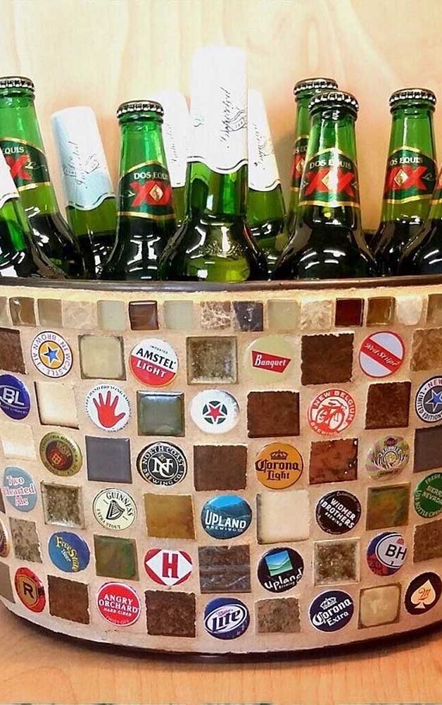 Balde de cerveja personalizado com tampinhas de diferentes marcas.