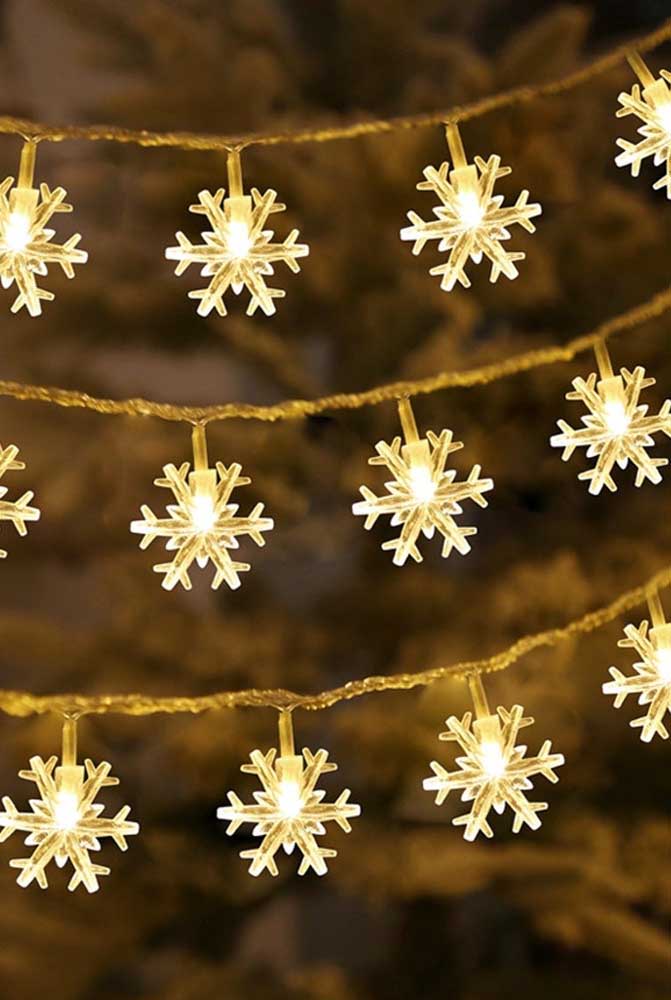 Varal de luzes em formato de flocos de neve: perfeito para uma decoração de quarto da Frozen simples