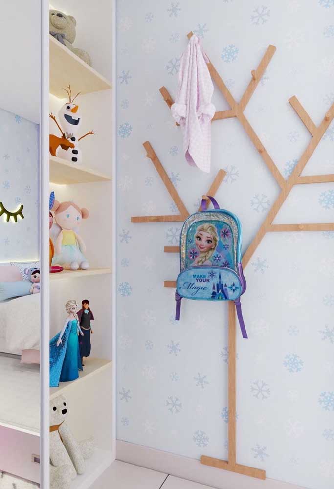 A prateleira expõe os bonecos do filme Frozen. Eles servem tanto para brincar, quanto para decorar o quarto