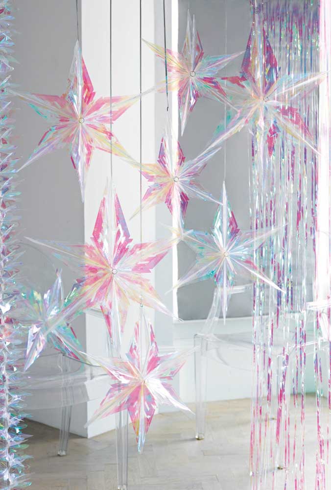Cadeiras de acrílico transparente e cortina de flocos de neve inspiram a decoração do quarto da Frozen