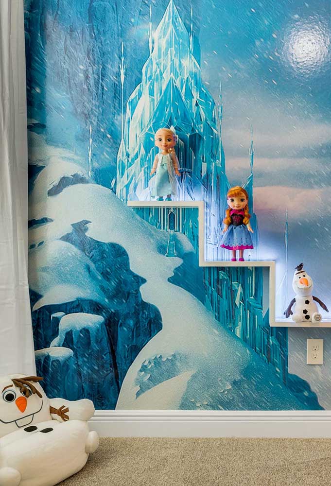 O castelo de Frozen decora a parede desse quarto infantil