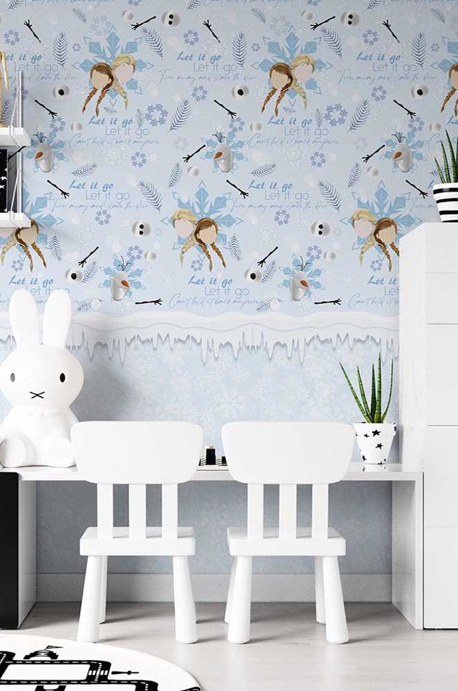 Papel de parede e móveis brancos compõe essa outra ideia de decoração de quarto da Frozen