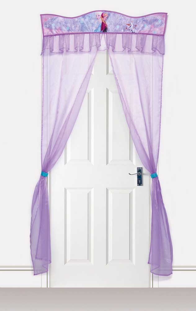 A cortina lilás dá as boas vindas para um quarto da Frozen cheio de magia e histórias para contar