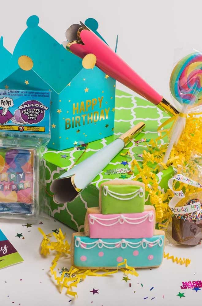 Festa na caixa infantil personalizada com muitas cores e docinhos