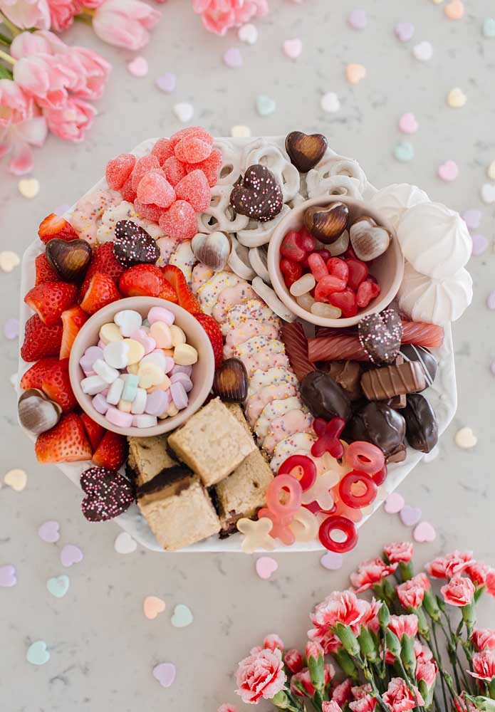 Frutas e chocolates para uma festa na caixa infantil simples de fazer e montar
